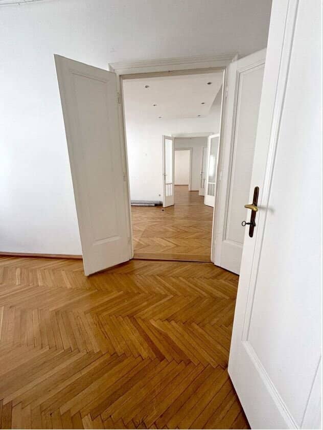 Repräsentatives Altbaubüro mit Parkett und Lift in zentraler Lage