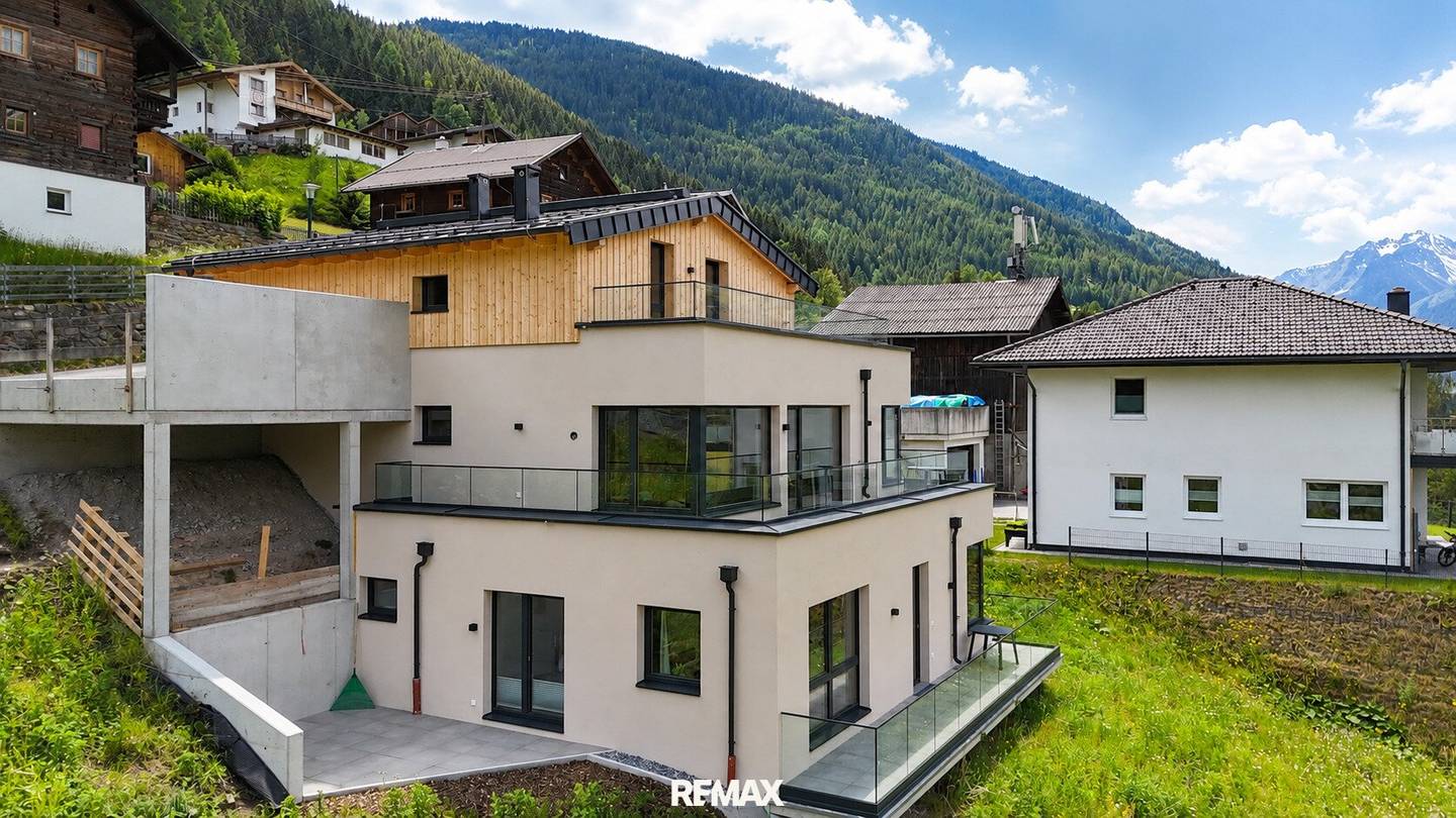 Neubauwohnung mit Parkplatz und Blick in die Skiregion