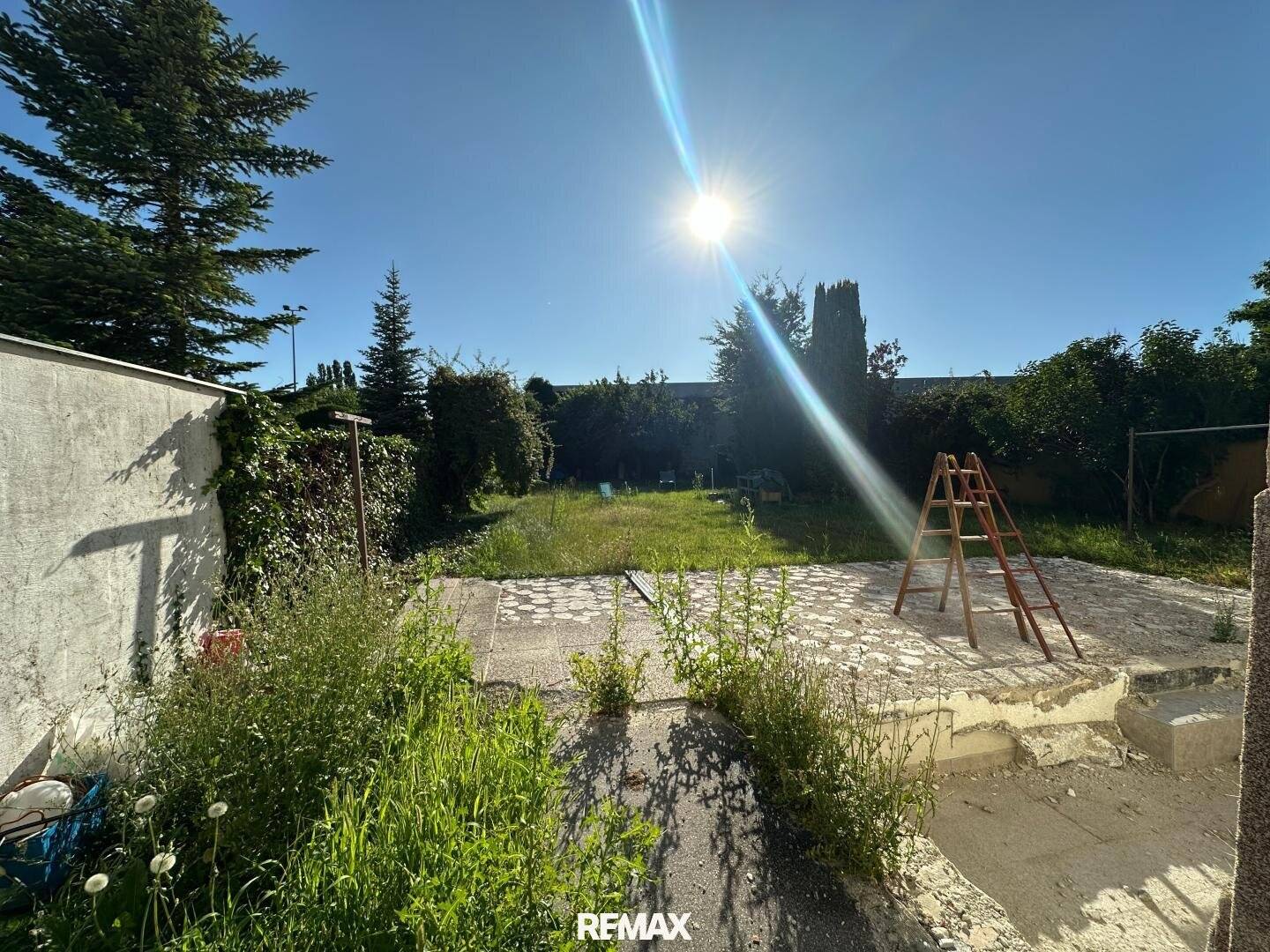 Development potential in quiet location with terrace and pool planning