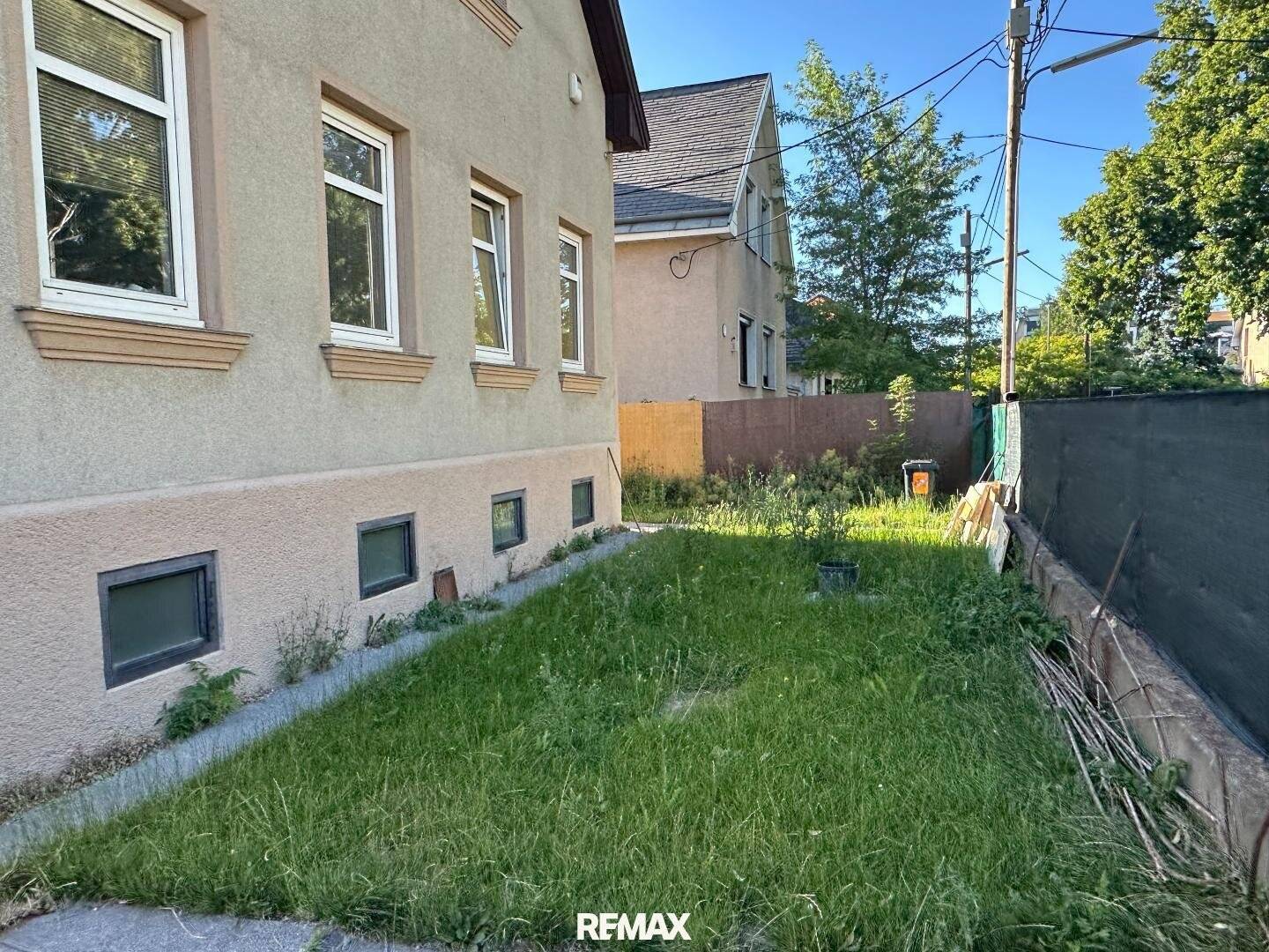 Development potential in quiet location with terrace and pool planning