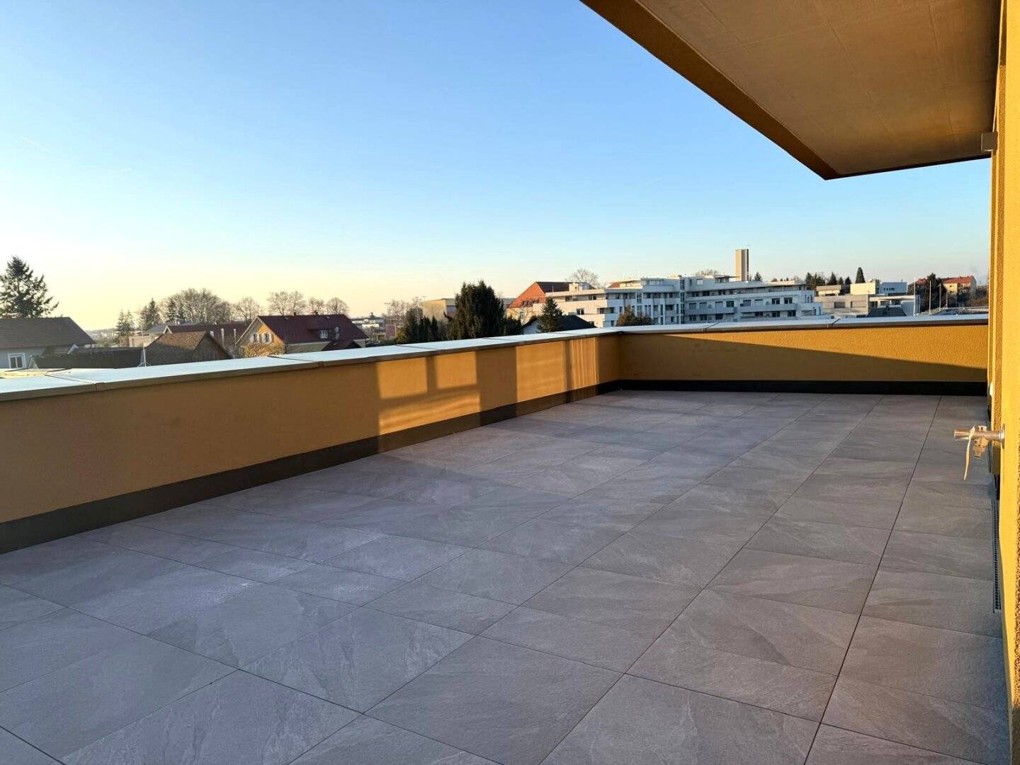 Penthouse mit großer Dachterrasse und Klimaanlage