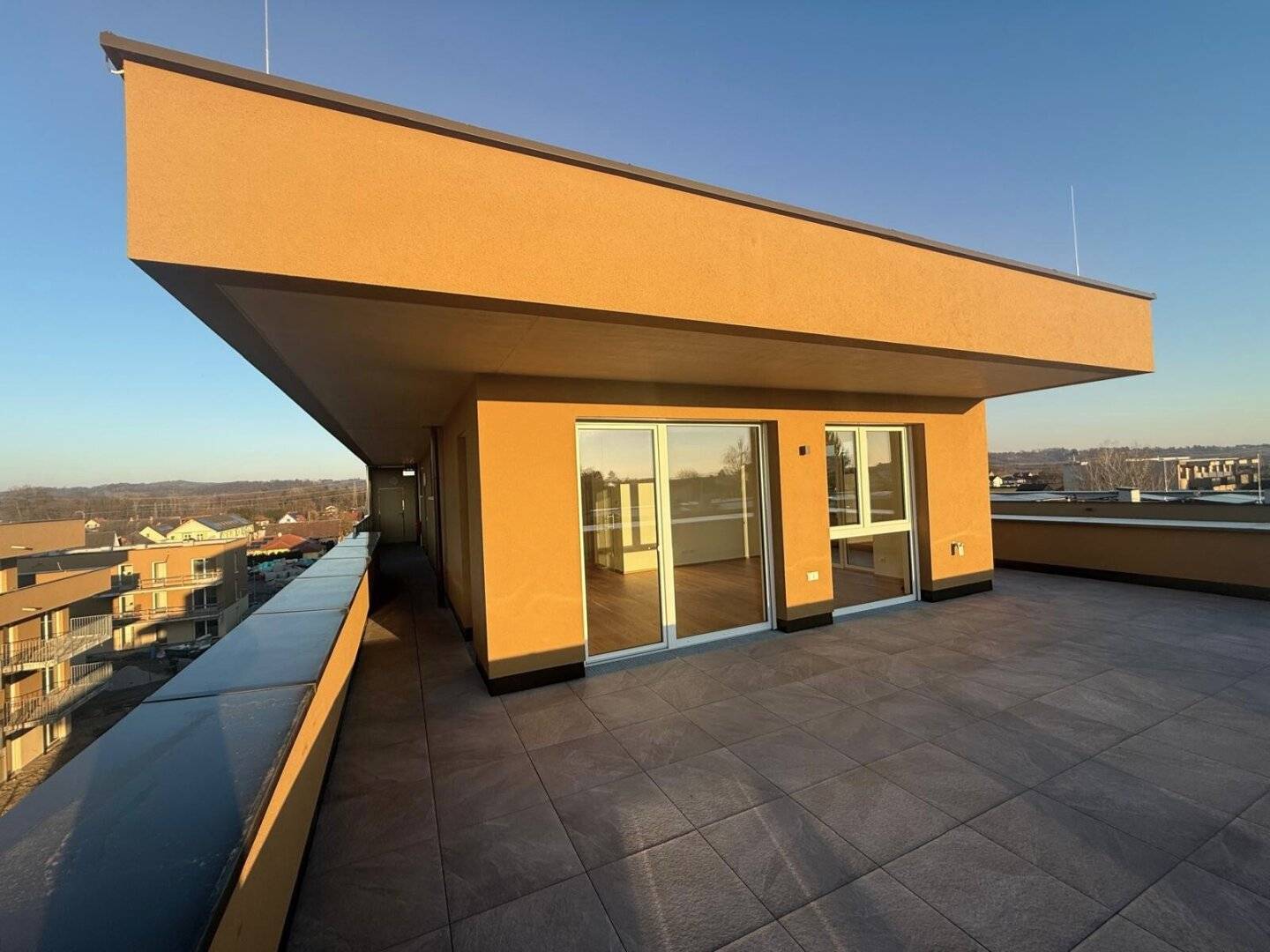 Penthouse mit großer Dachterrasse und Klimaanlage