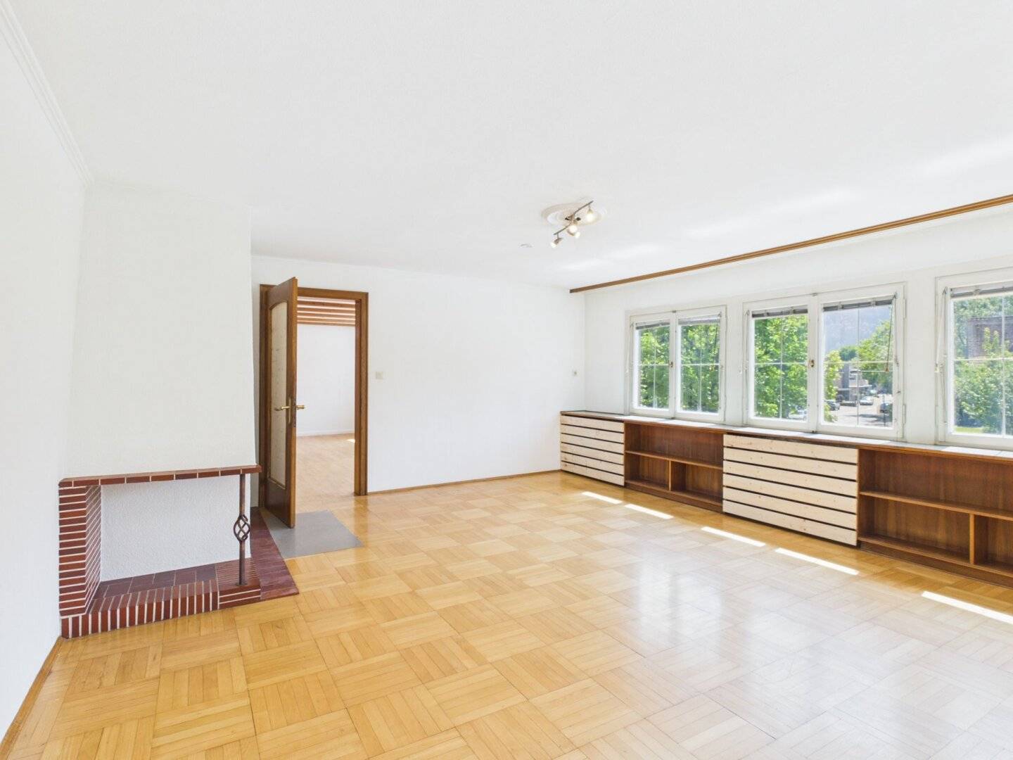 Spacious period apartment with terrace in central location