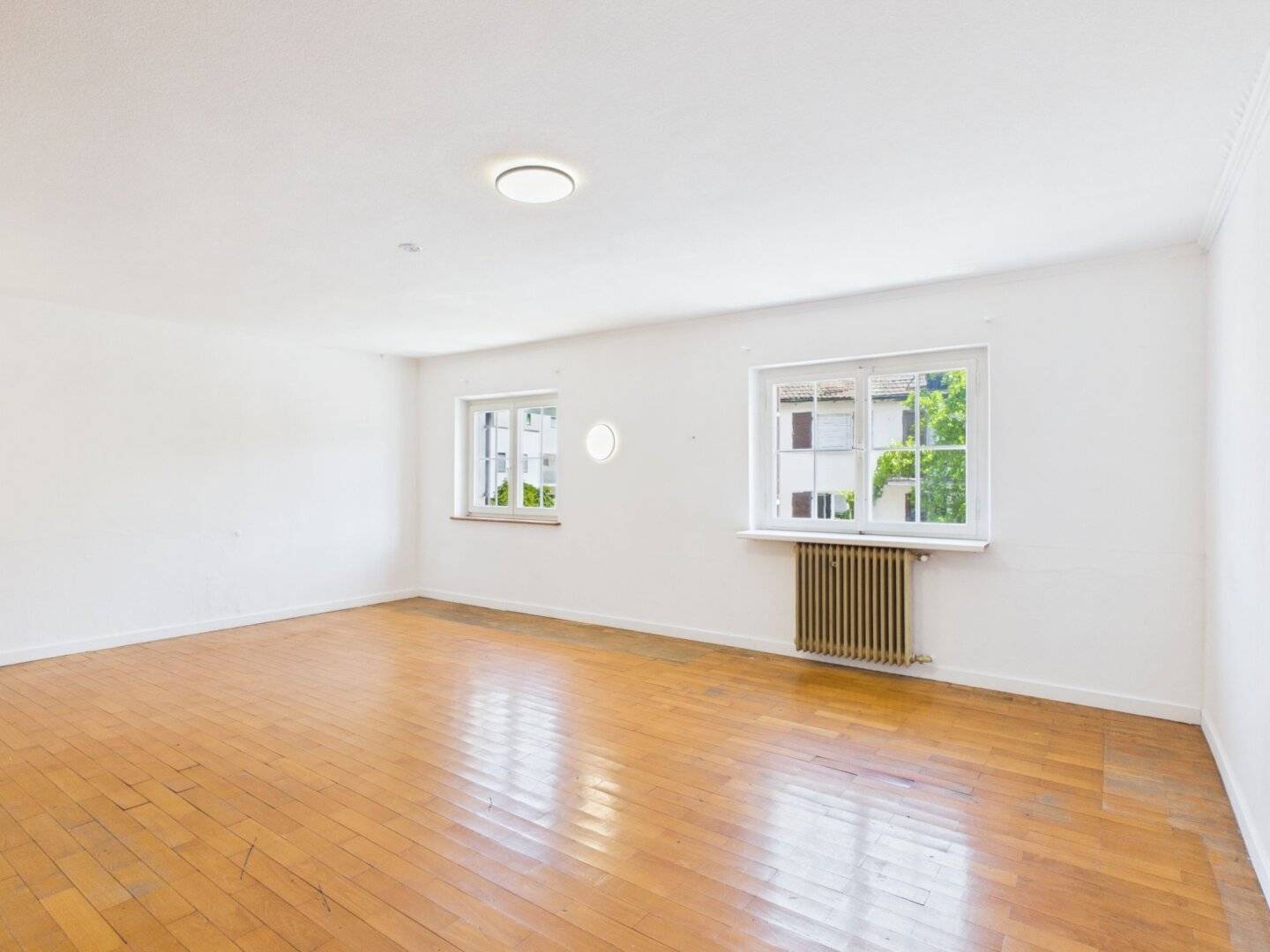 Spacious period apartment with terrace in central location
