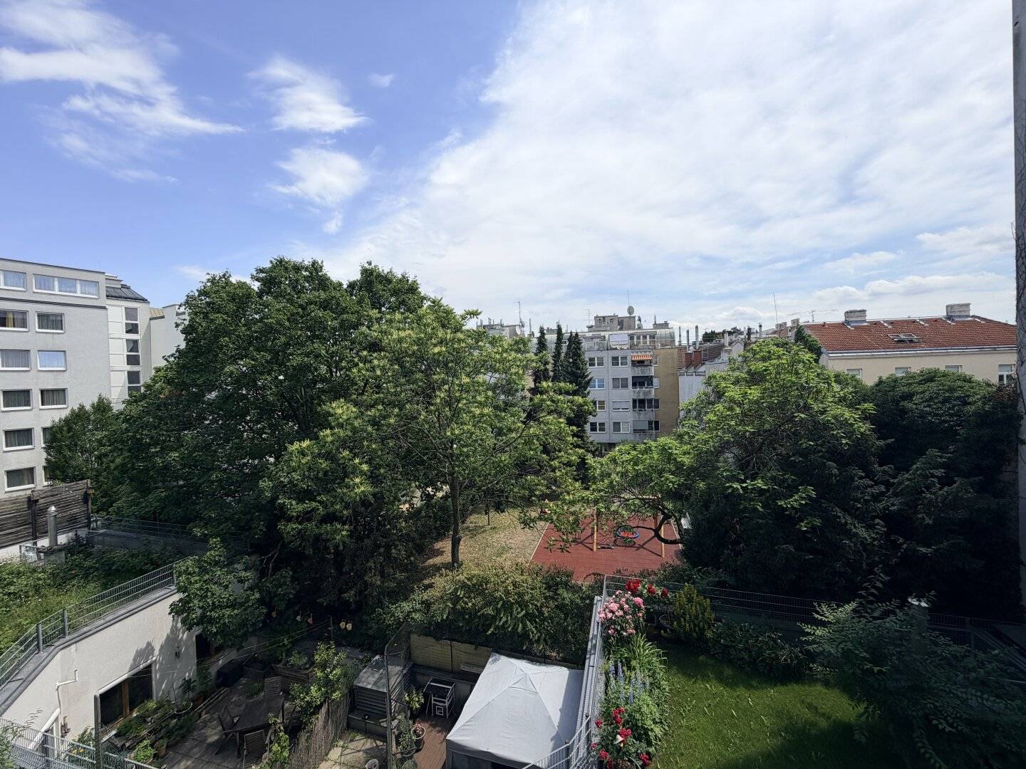 Helle 3 Zimmer Wohnung mit Ost Loggia und Grünblick