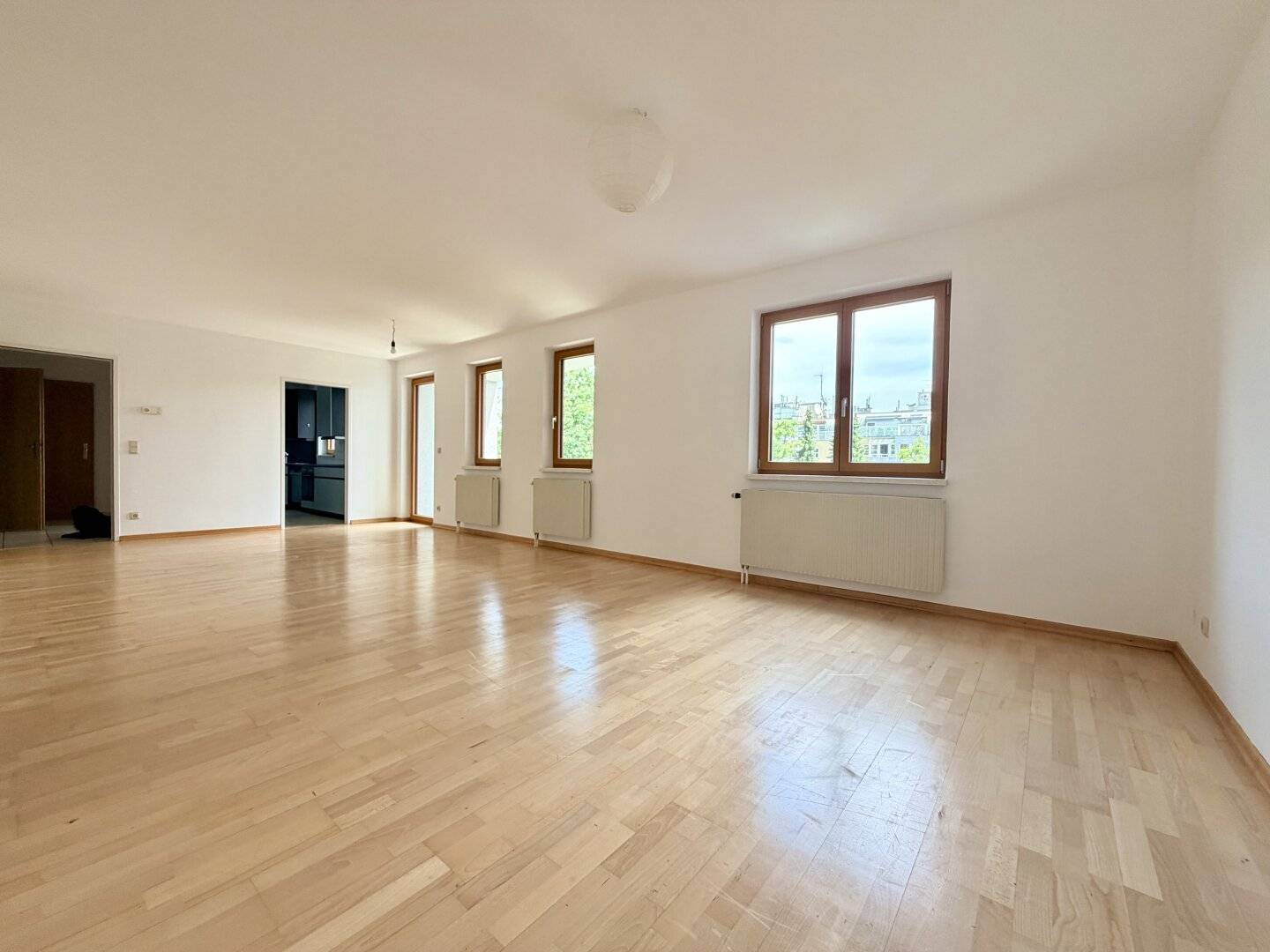 Helle 3 Zimmer Wohnung mit Ost Loggia und Grünblick