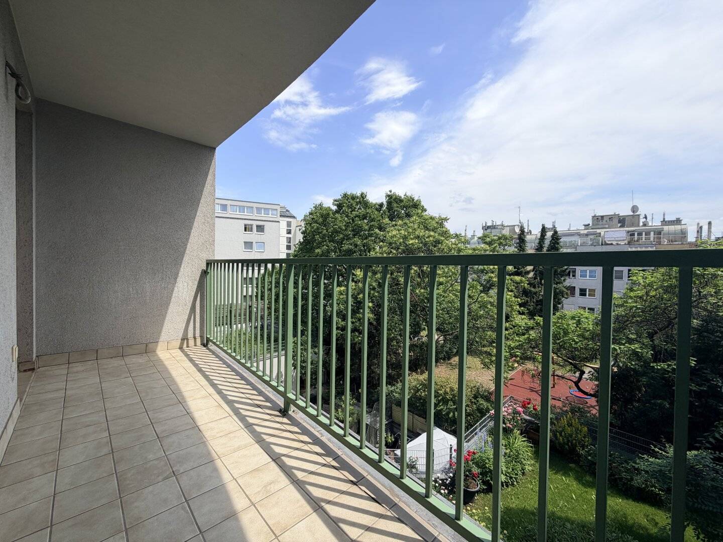 Helle 3 Zimmer Wohnung mit Ost Loggia und Grünblick