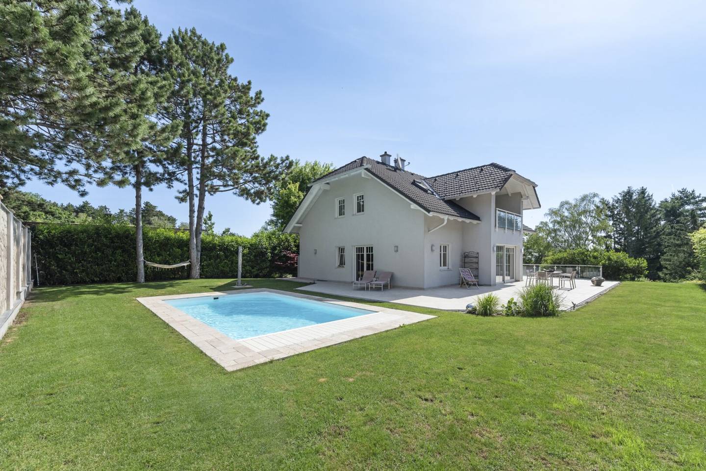 Einfamilienhaus mit Pool und Garten in ruhiger Hanglage