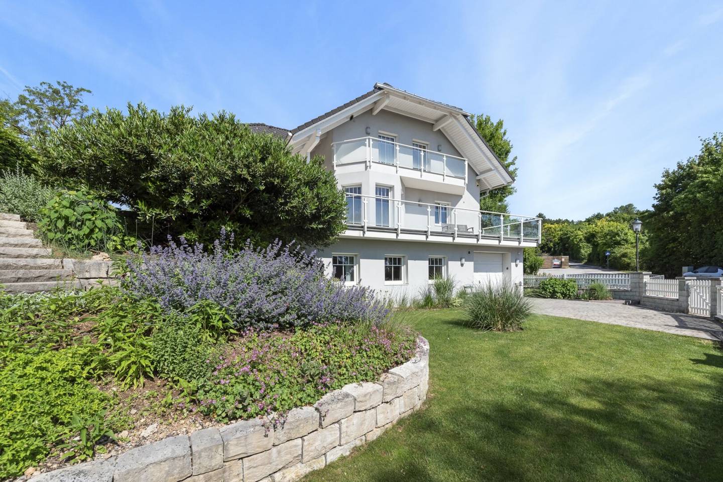 Einfamilienhaus mit Pool und Garten in ruhiger Hanglage