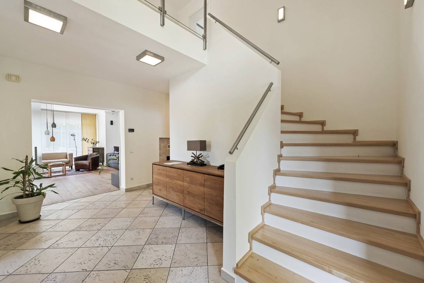 Einfamilienhaus mit Pool und Garten in ruhiger Hanglage