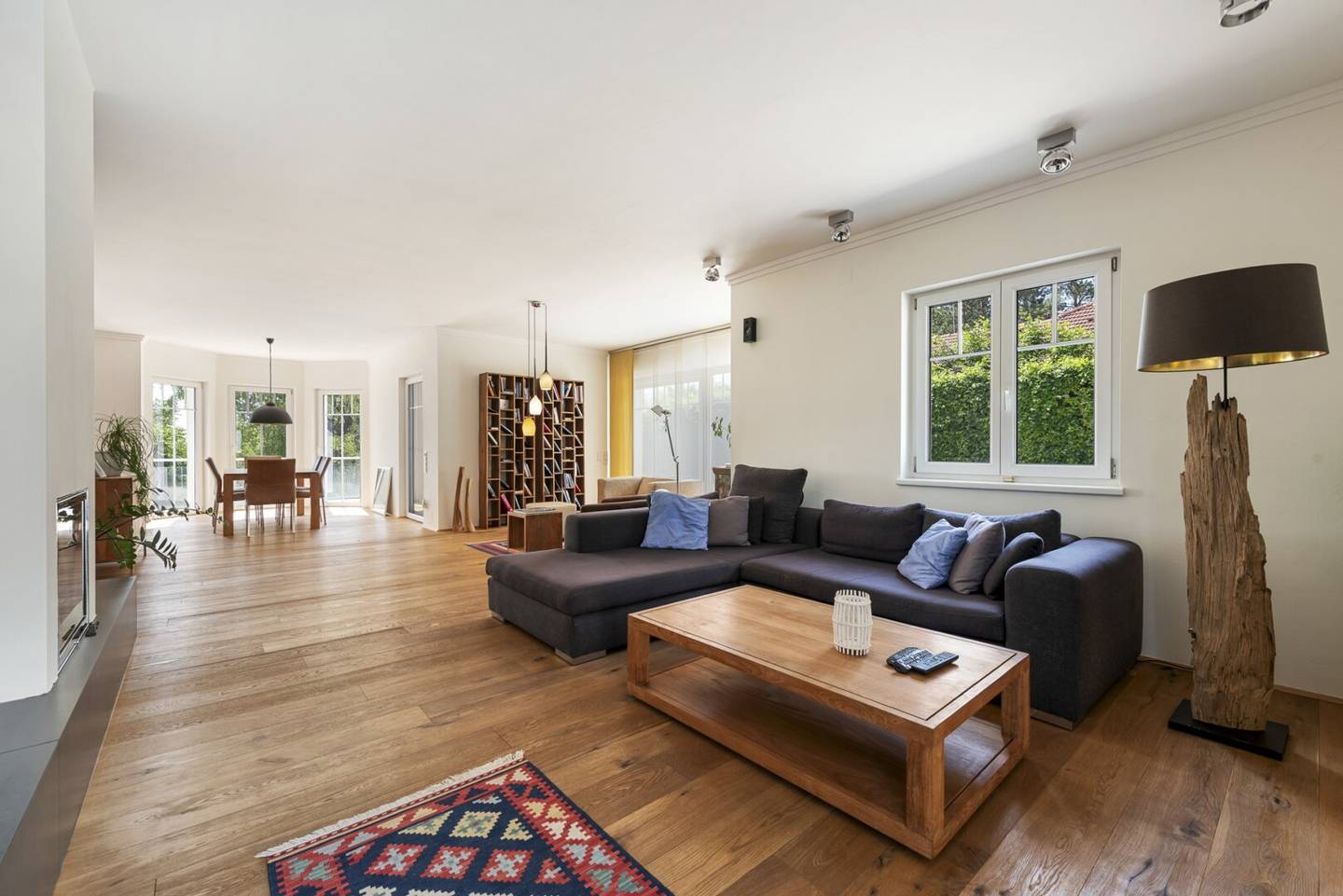 Einfamilienhaus mit Pool und Garten in ruhiger Hanglage