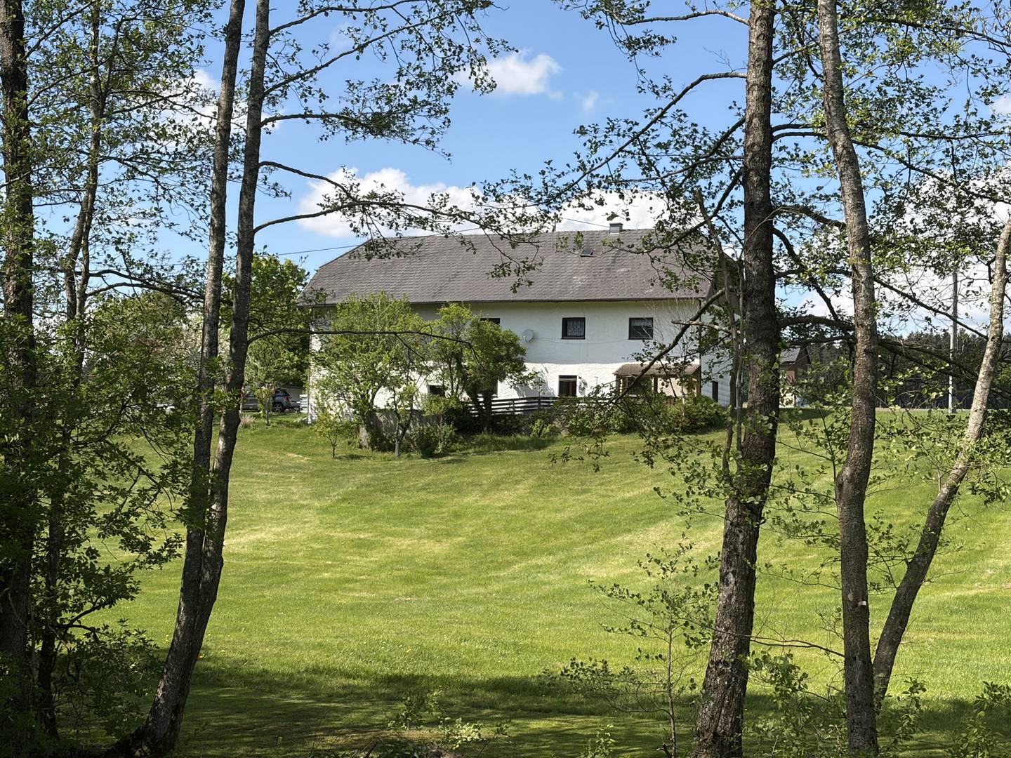 Wohnhaus auf weitläufigem landwirtschaftlichen Grundstück