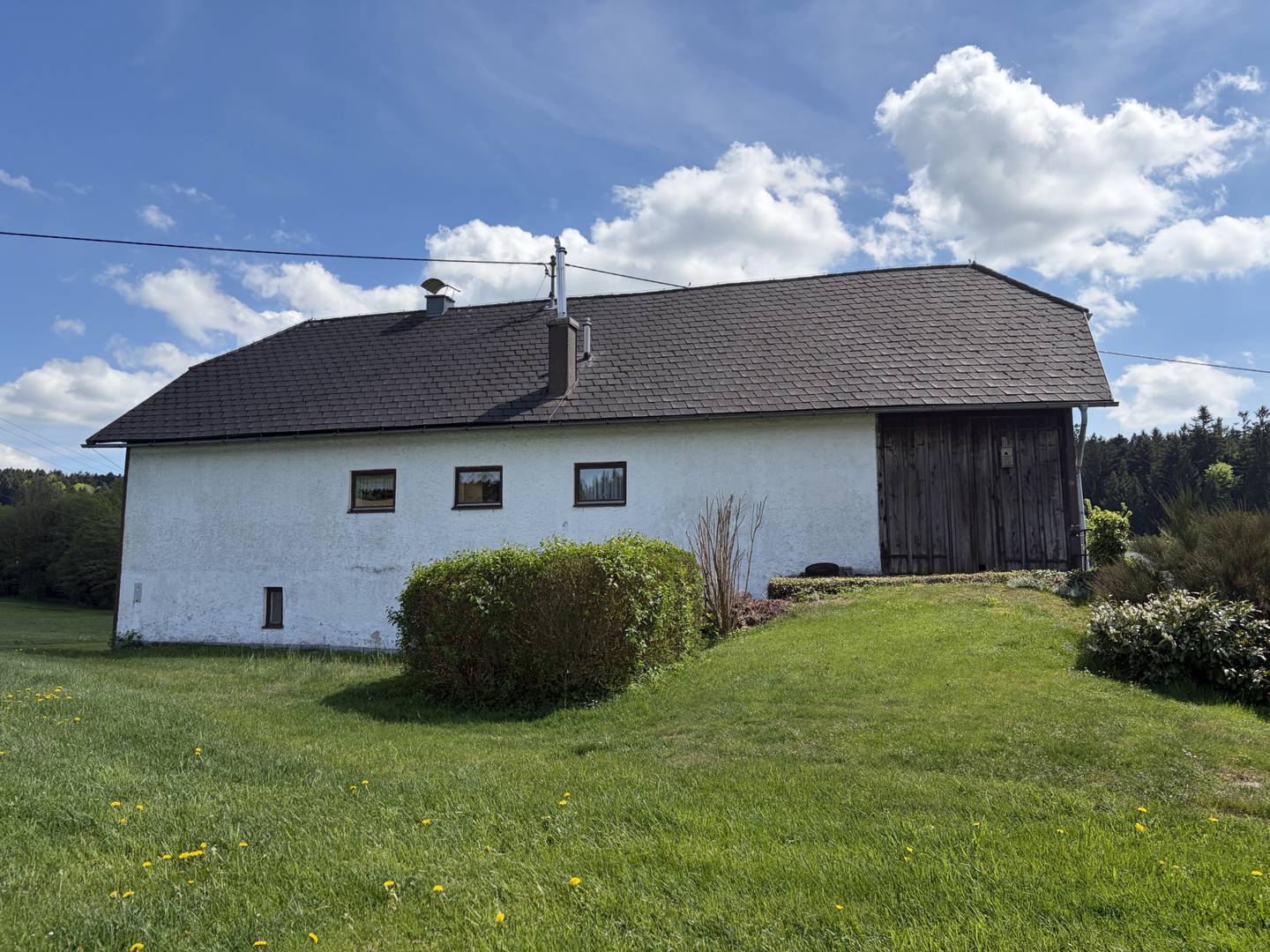 Wohnhaus auf weitläufigem landwirtschaftlichen Grundstück