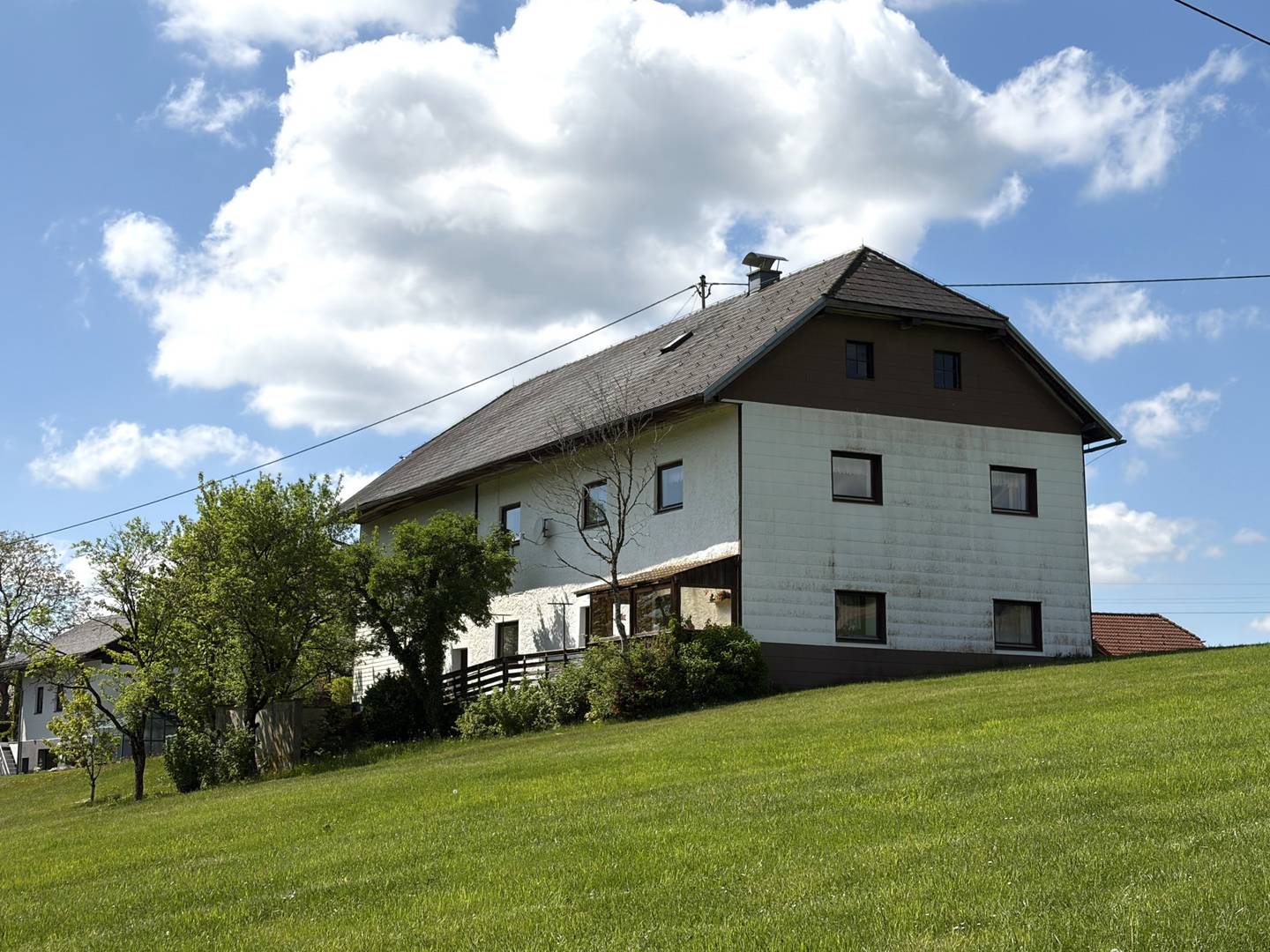 Wohnhaus auf weitläufigem landwirtschaftlichen Grundstück