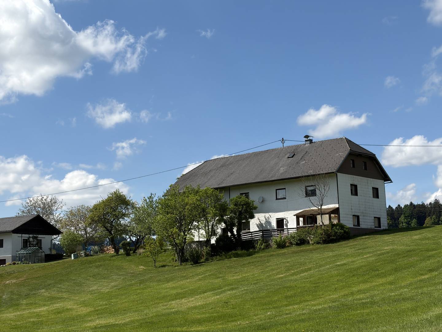 Wohnhaus auf weitläufigem landwirtschaftlichen Grundstück