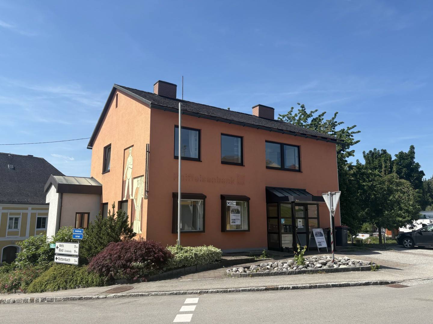 Ehemaliges Bankgebäude mit separater Wohnung
