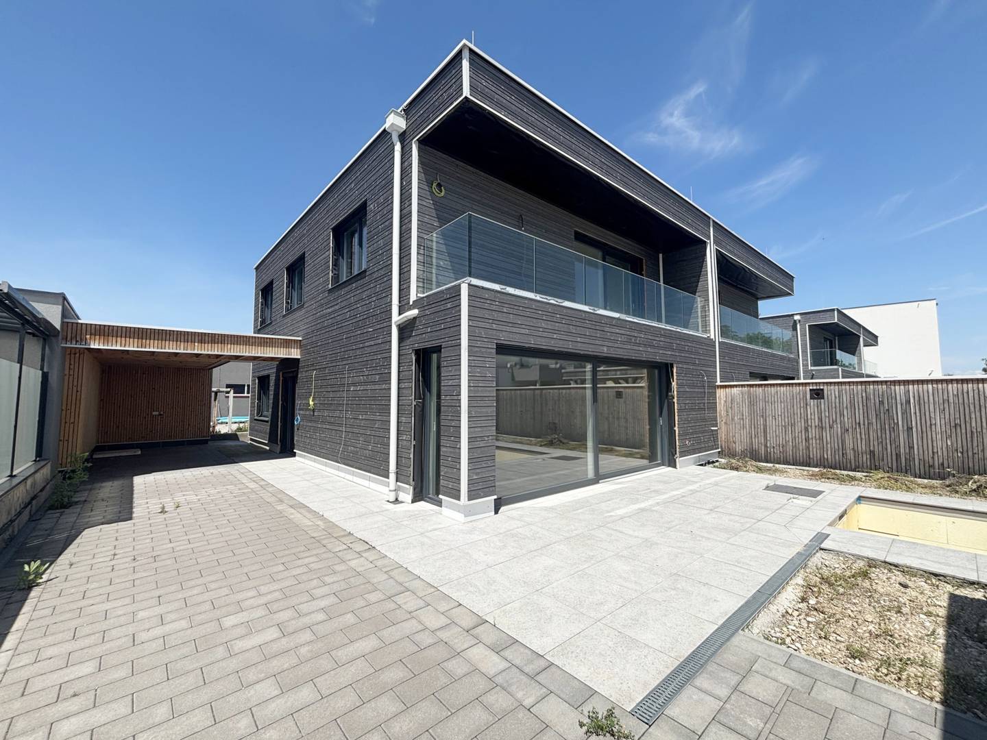 Helle Doppelhaushälfte mit Terrasse Pool und Garten
