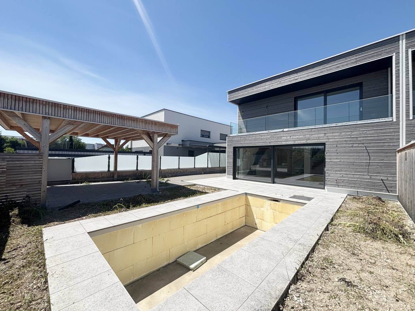 Helle Doppelhaushälfte mit Terrasse Pool und Garten