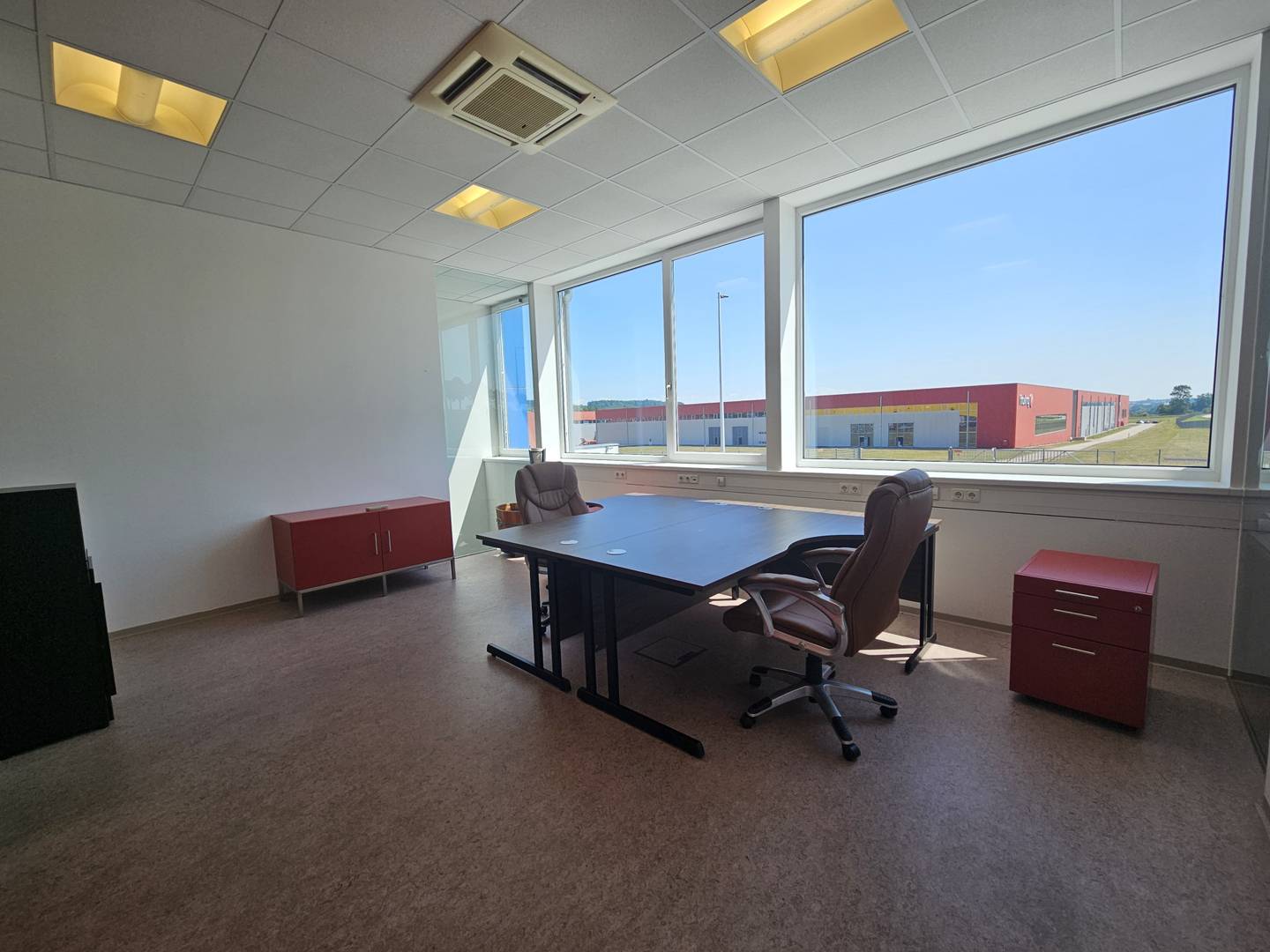 Bright office space with air conditioning and parking in prime location