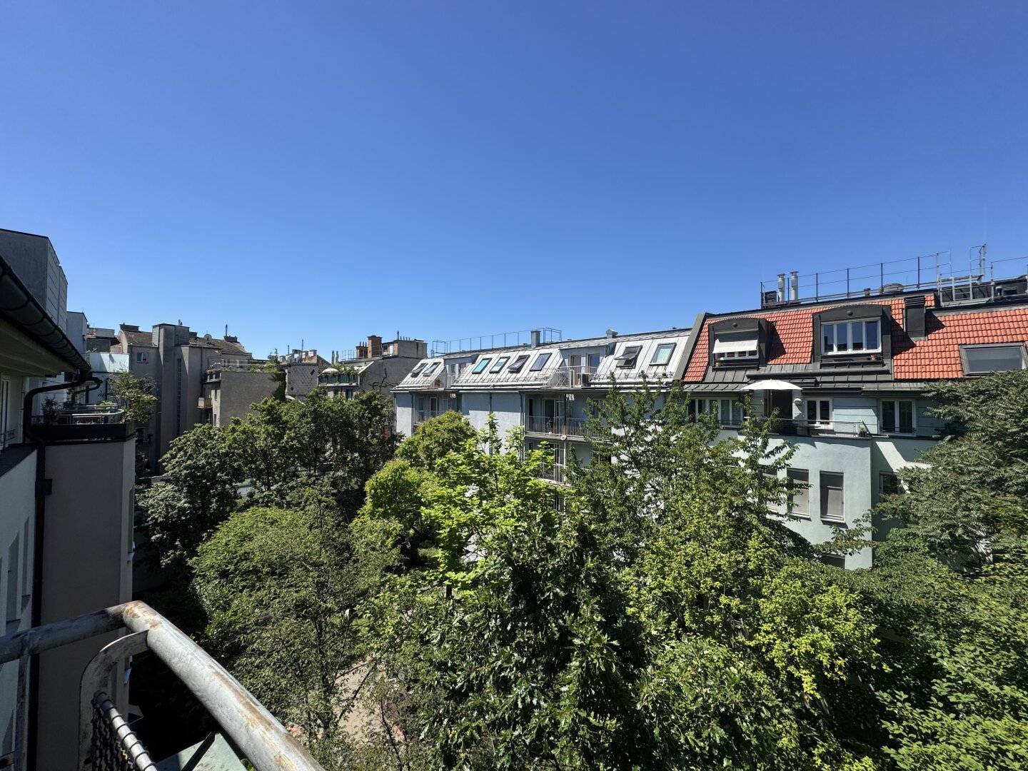 Spacious Maisonette Apartment with Terrace in Quiet Courtyard Setting