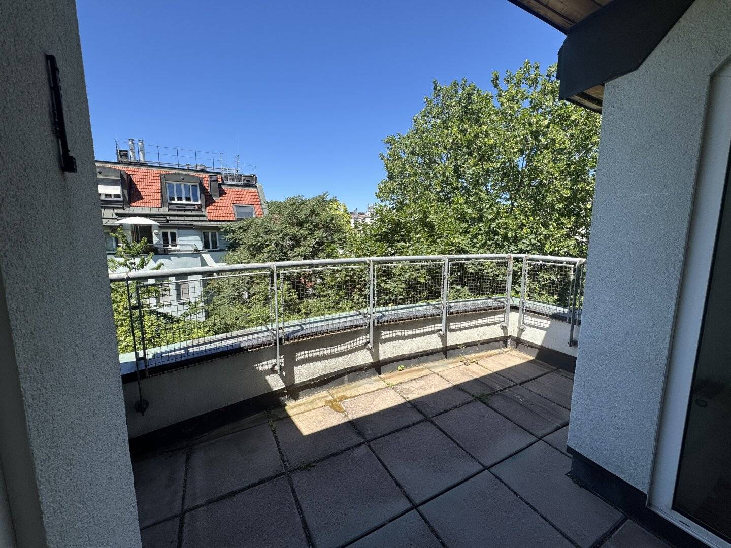 Spacious Maisonette Apartment with Terrace in Quiet Courtyard Setting