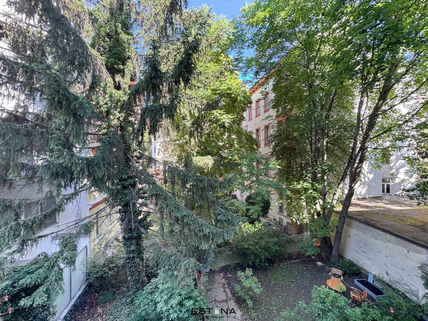 Quiet Altbau apartment with courtyard view near Kutschkermarkt