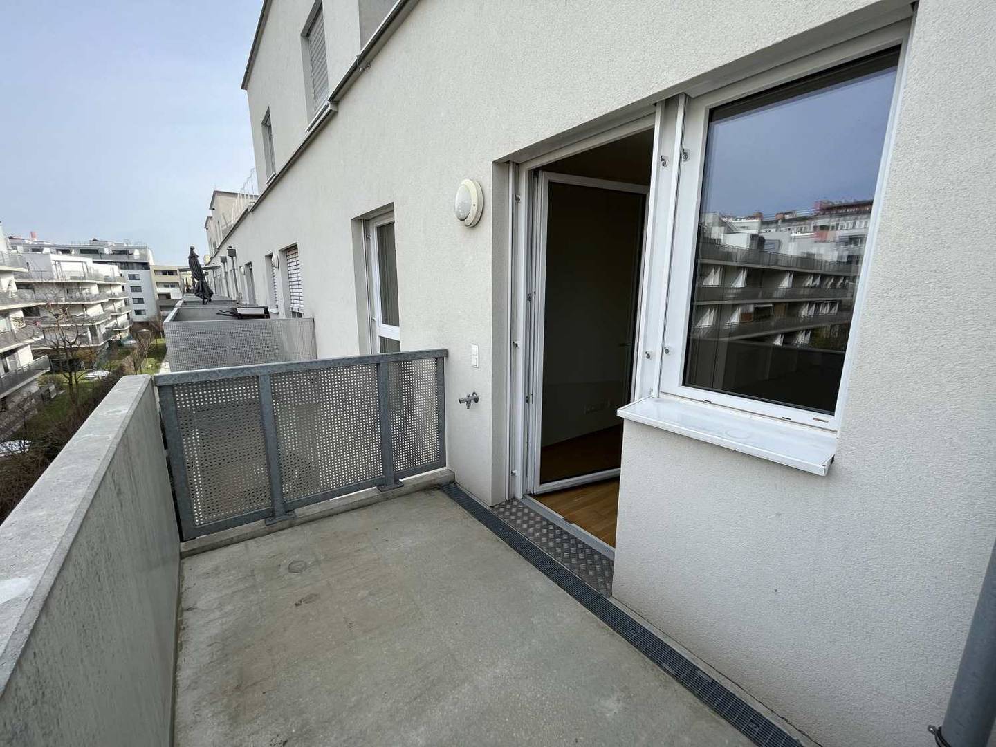 Modern 2 Room Apartment with Balcony and Ceiling Cooling