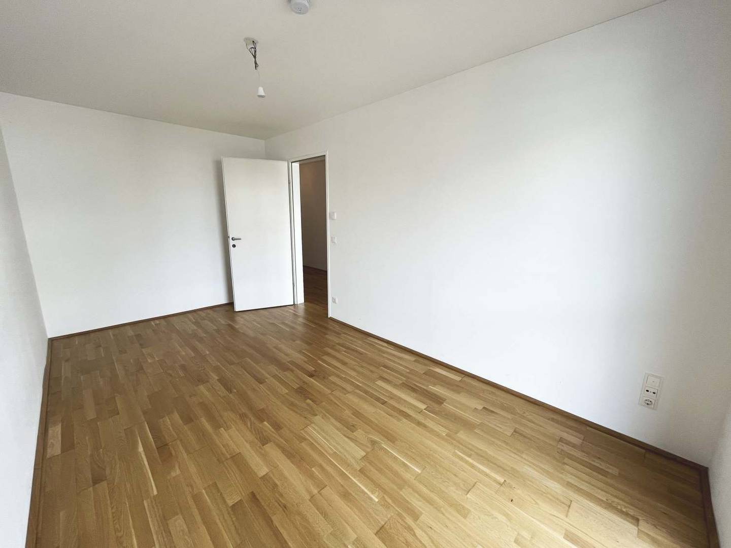 Modern 2 Room Apartment with Balcony and Ceiling Cooling