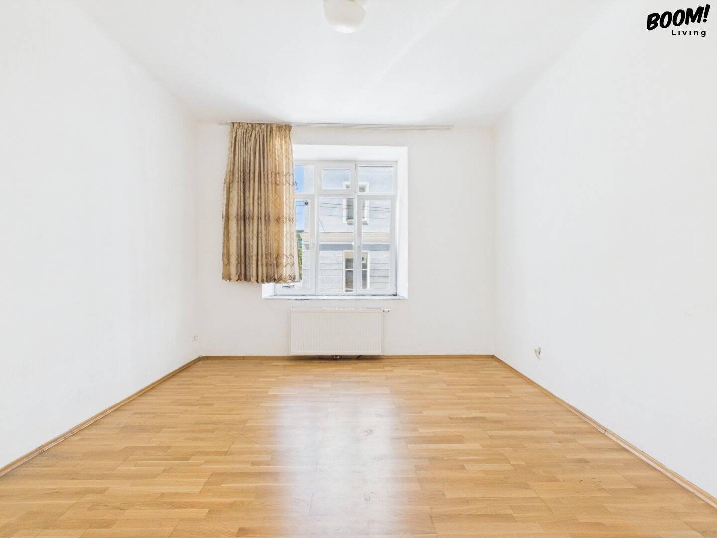 Altbau Apartment on Upper Ground Floor with Development Potential