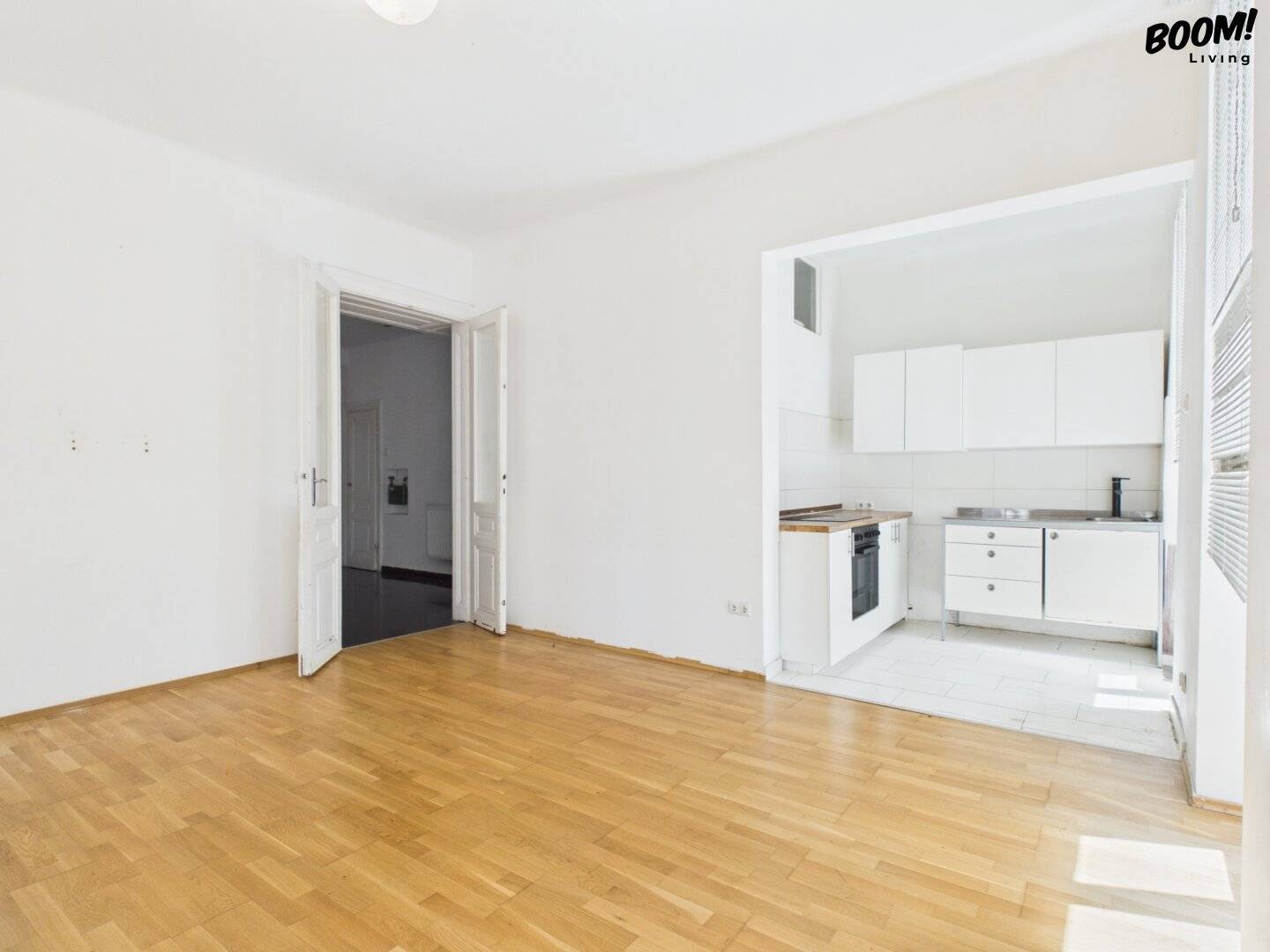Altbau Apartment on Upper Ground Floor with Development Potential