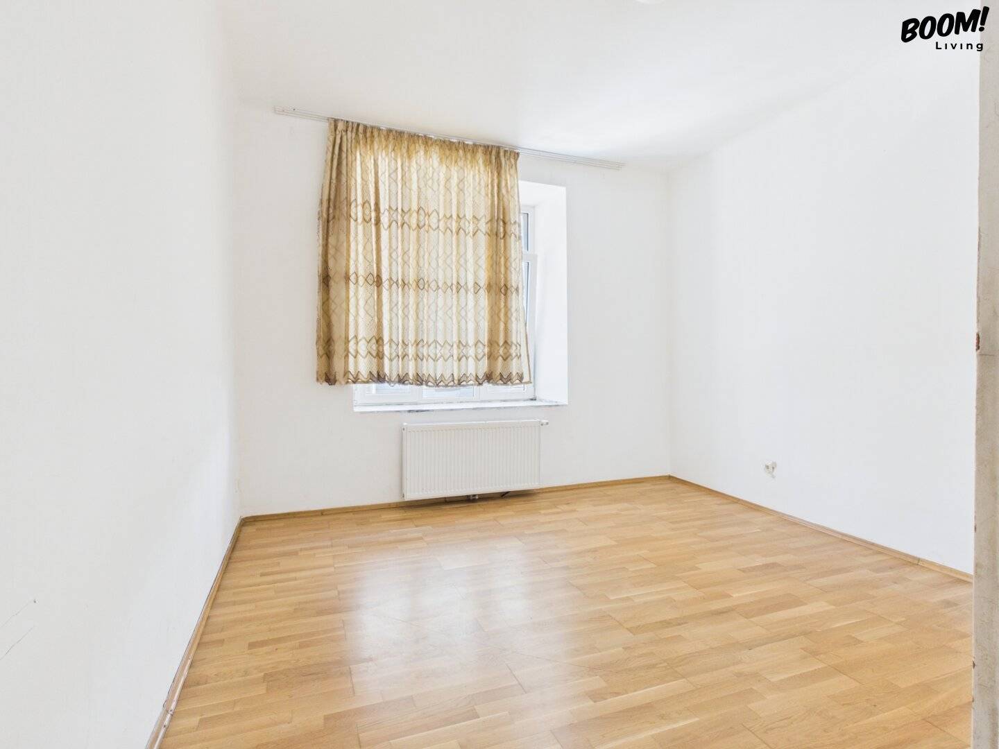 Altbau Apartment on Upper Ground Floor with Development Potential