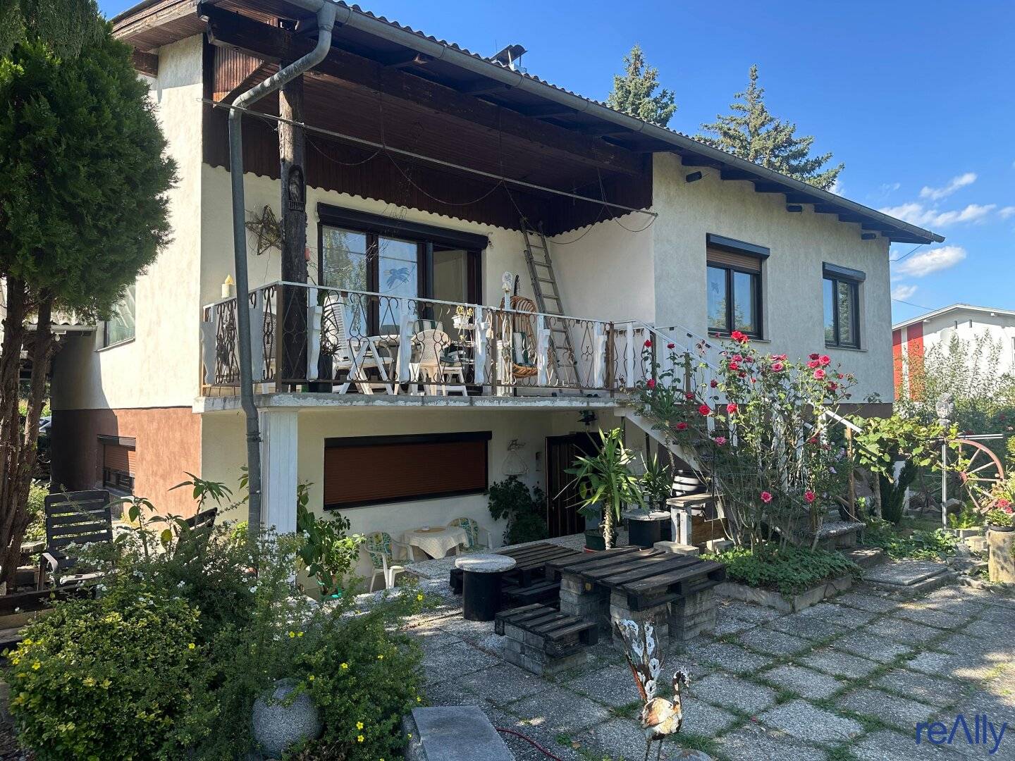 1.350 m² GREEN PARADISE – Single-family house with dream garden, lots of space &amp; exceptional potential