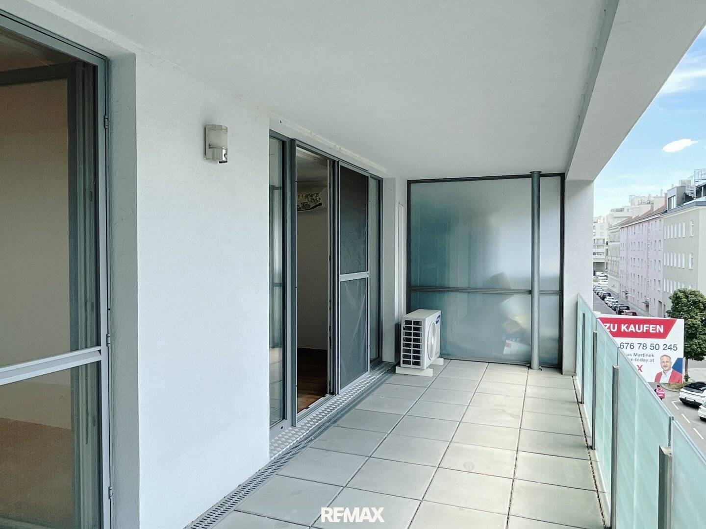 Bright apartment with loggia and air conditioning in well maintained complex