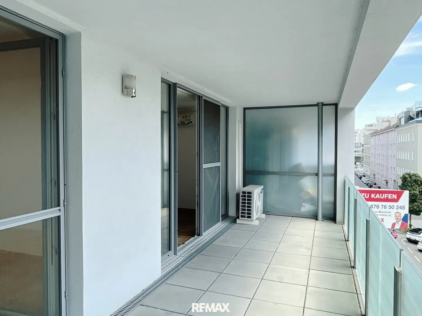 Bright apartment with loggia and air conditioning in well maintained complex