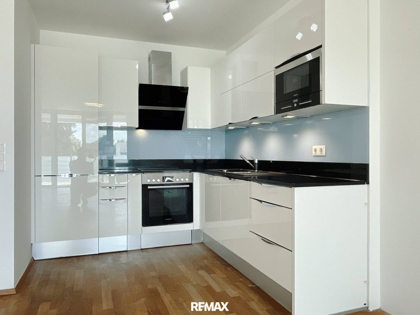 Bright apartment with loggia and air conditioning in well maintained complex