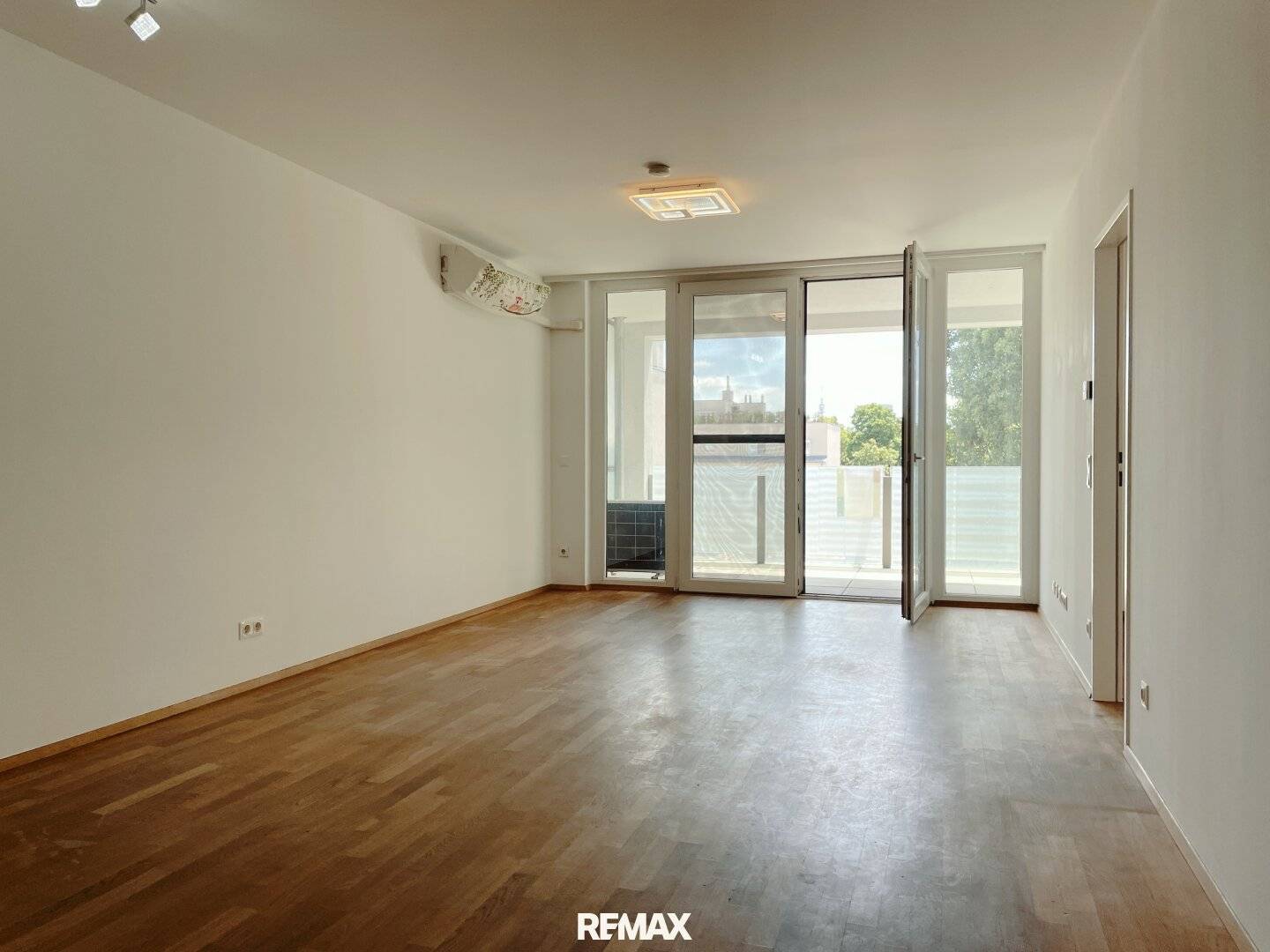 Bright apartment with loggia and air conditioning in well maintained complex