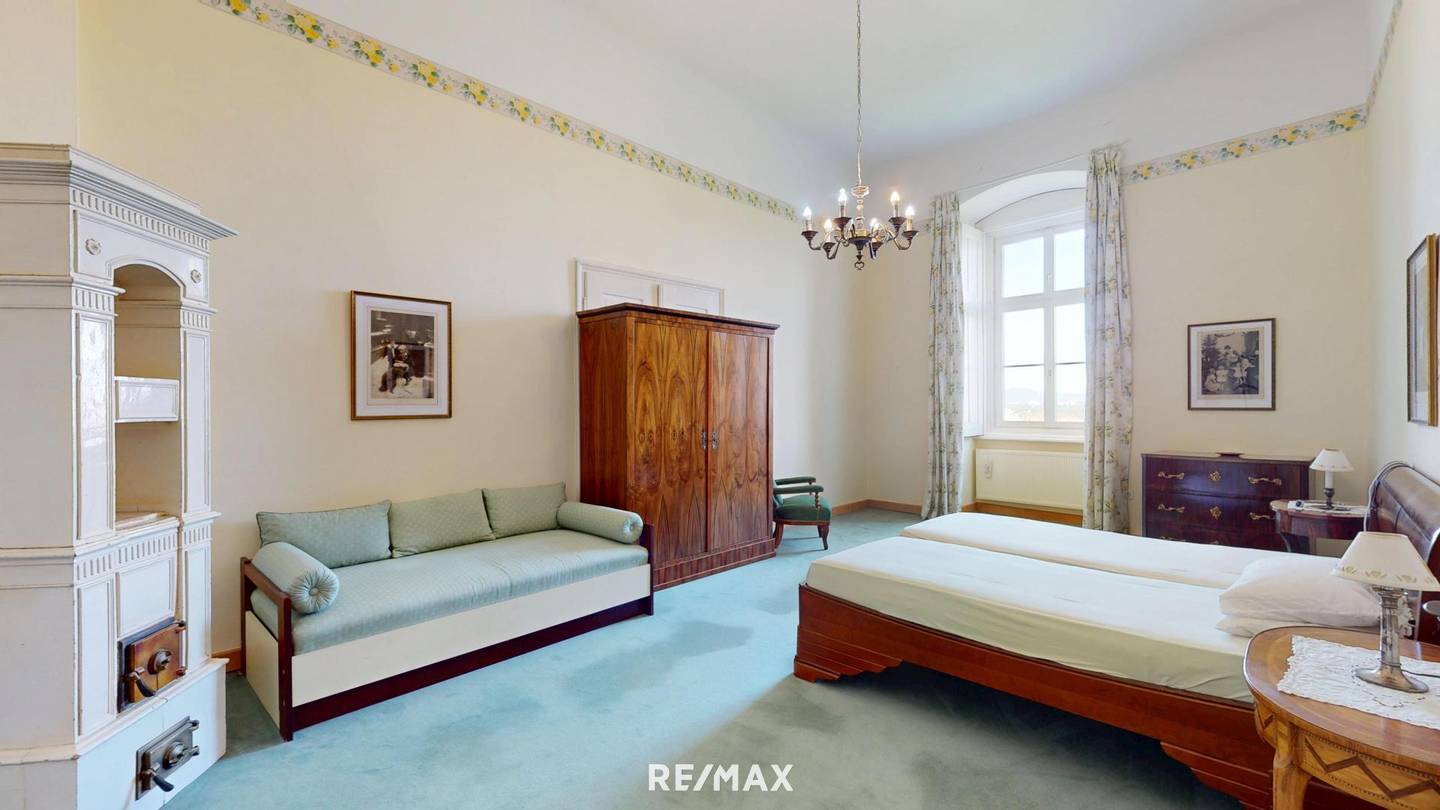 Furnished Castle Apartment with Shared Garden