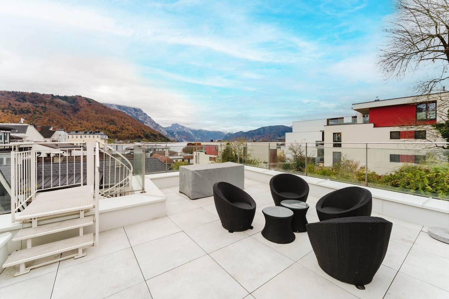 Stylish Townhouse with Rooftop Terrace and Lake View