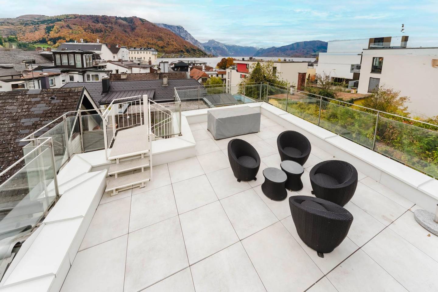 Stylish Townhouse with Rooftop Terrace and Lake View