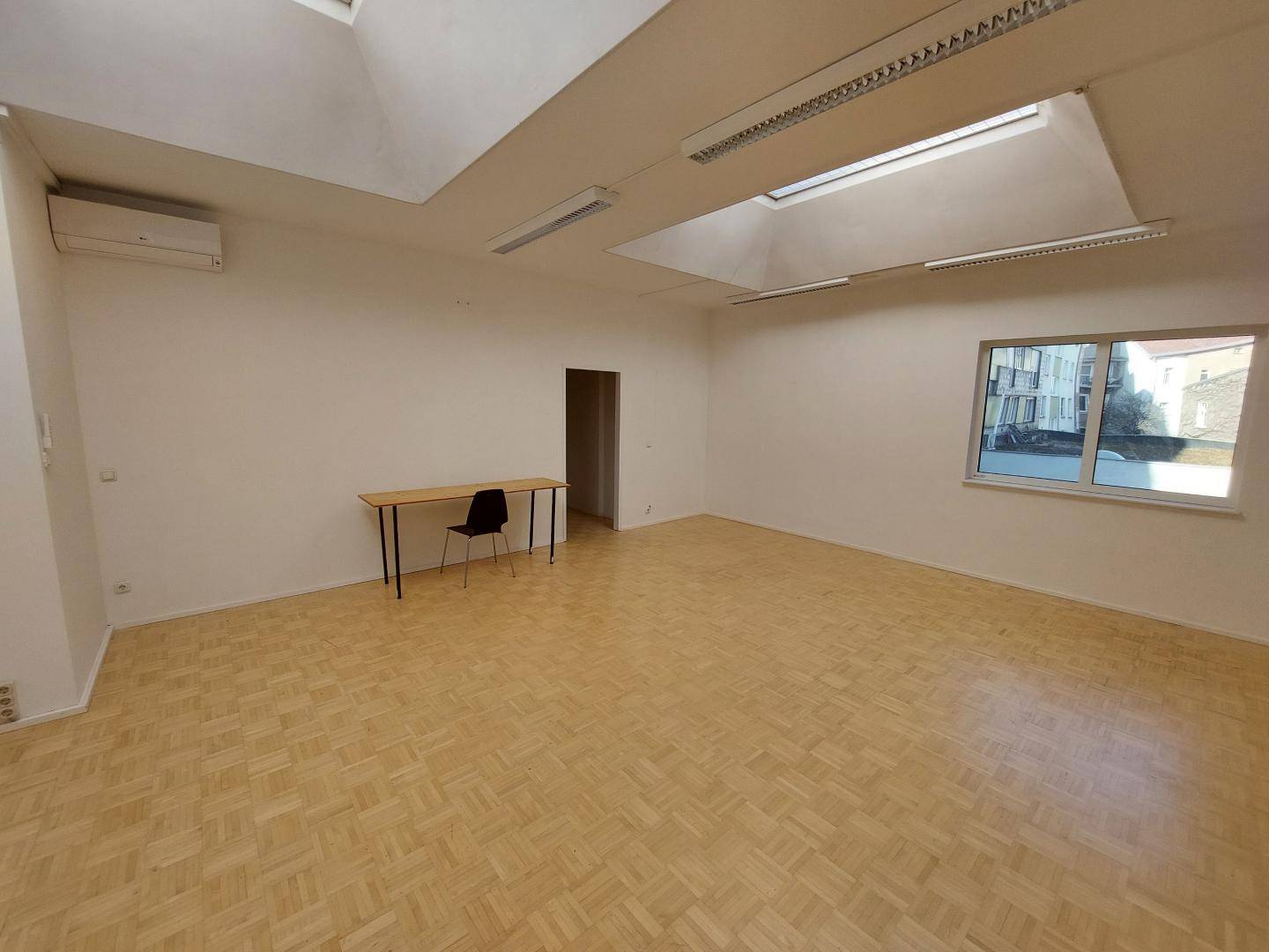 Office Space in City Center with Air Conditioning and Parquet