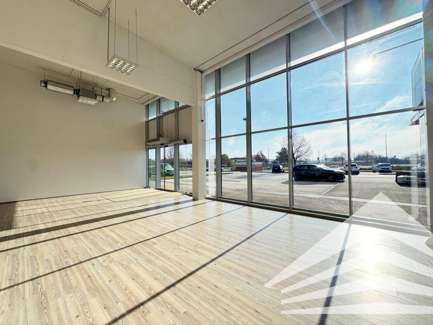 Bright Retail Space with Shop Window in Fachmarktzentrum