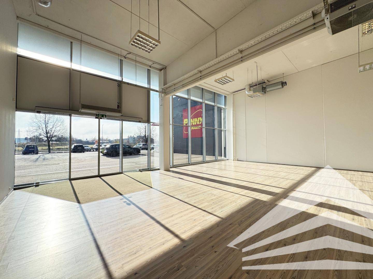 Bright Retail Space with Shop Window in Fachmarktzentrum