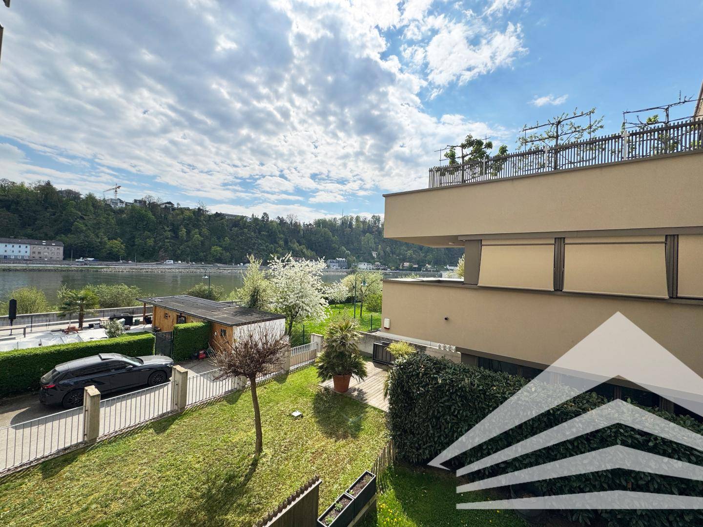 New-build apartment with loggia and balcony in Alturfahr