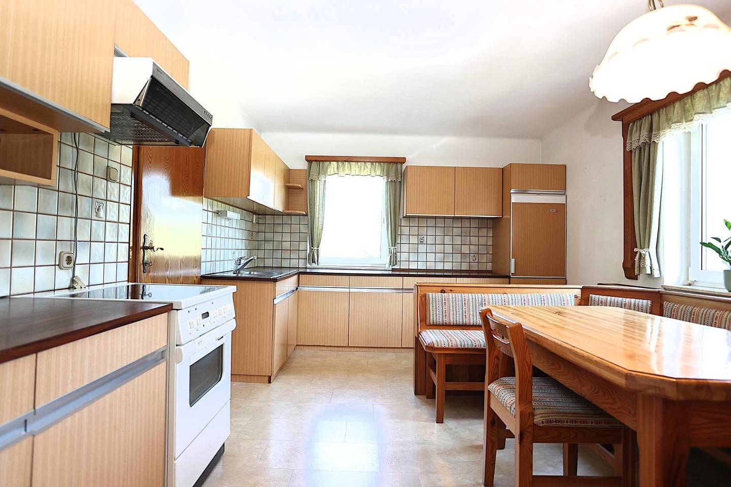 Gepflegtes Einfamilienhaus mit Balkon und Garage in Grünlage