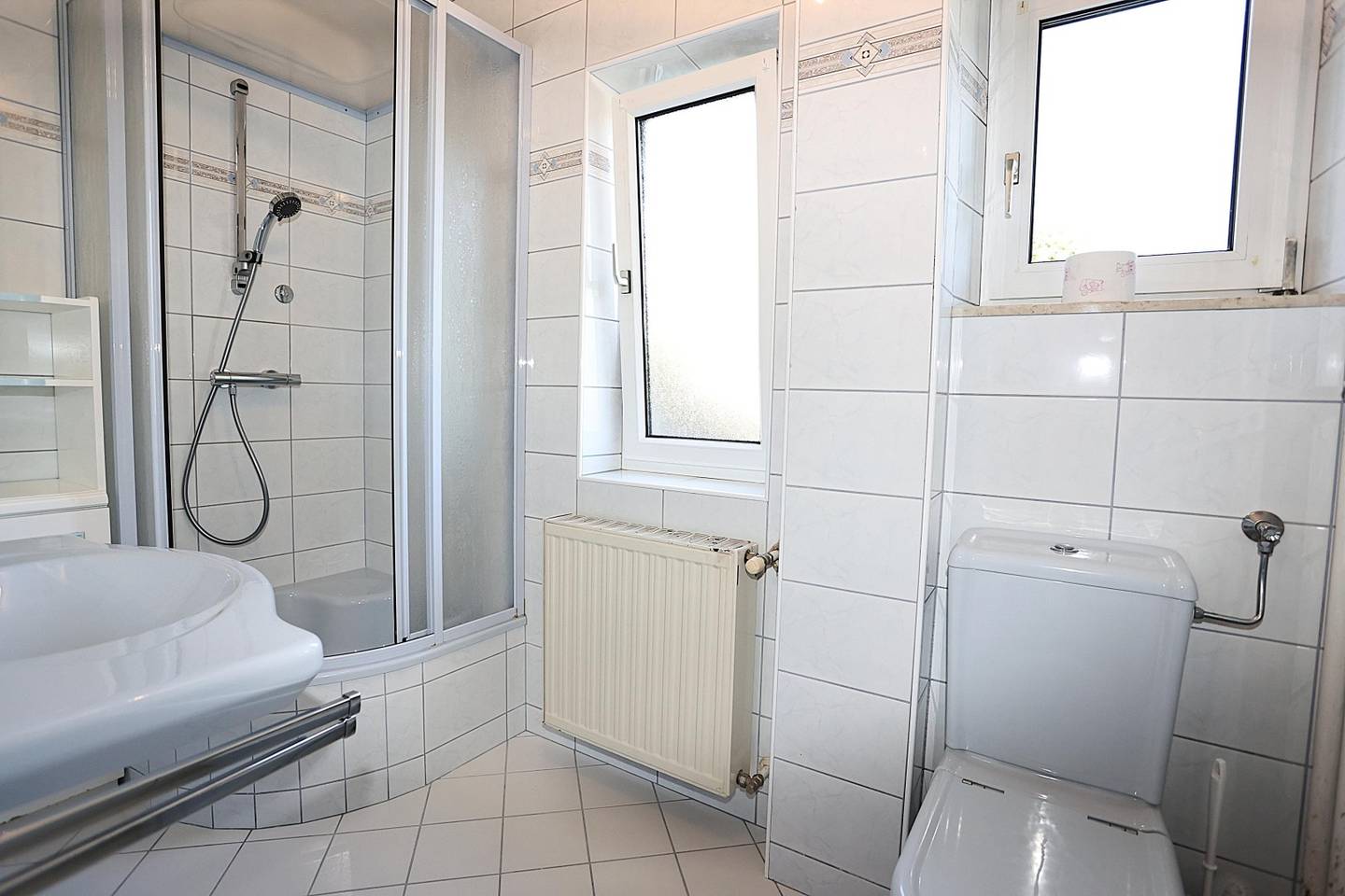 Gepflegtes Einfamilienhaus mit Balkon und Garage in Grünlage