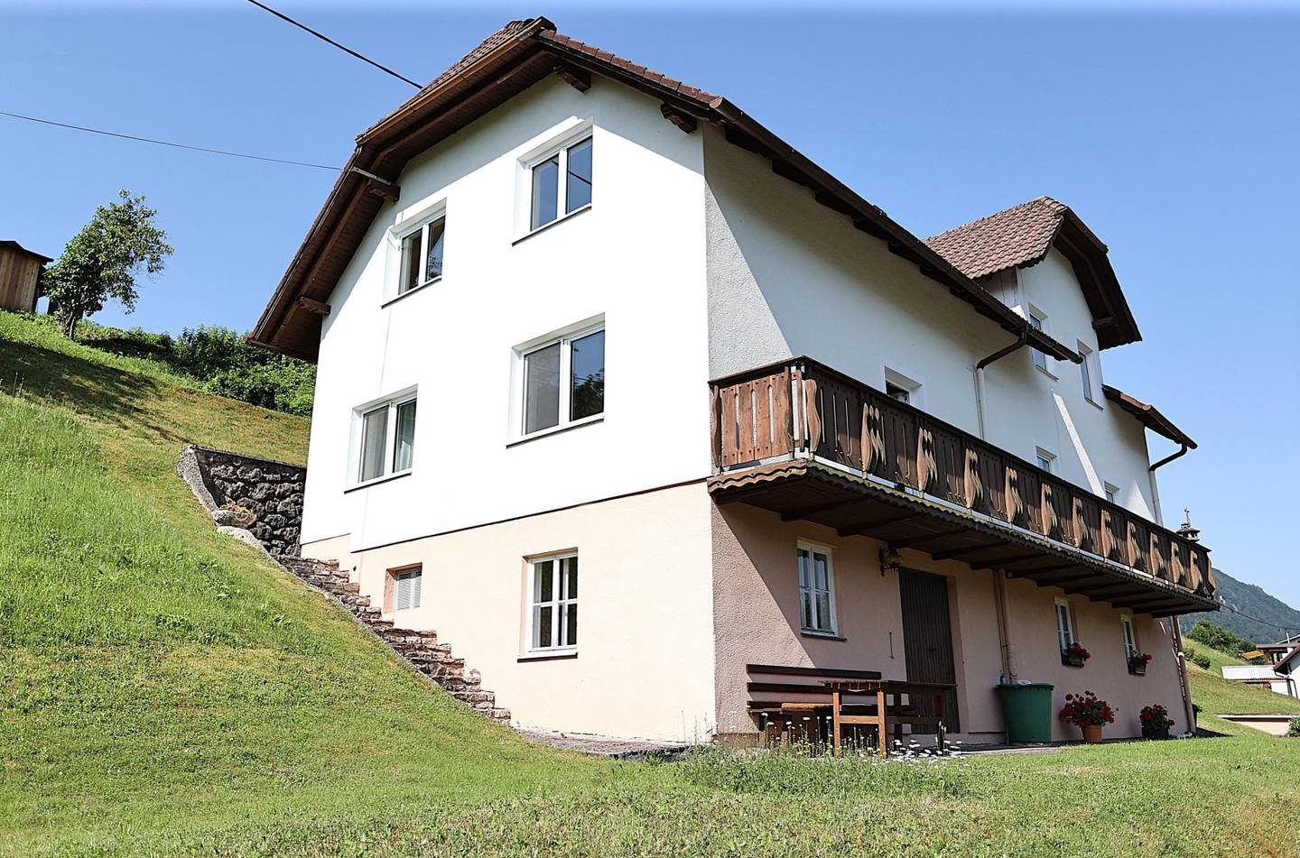 Gepflegtes Einfamilienhaus mit Balkon und Garage in Grünlage