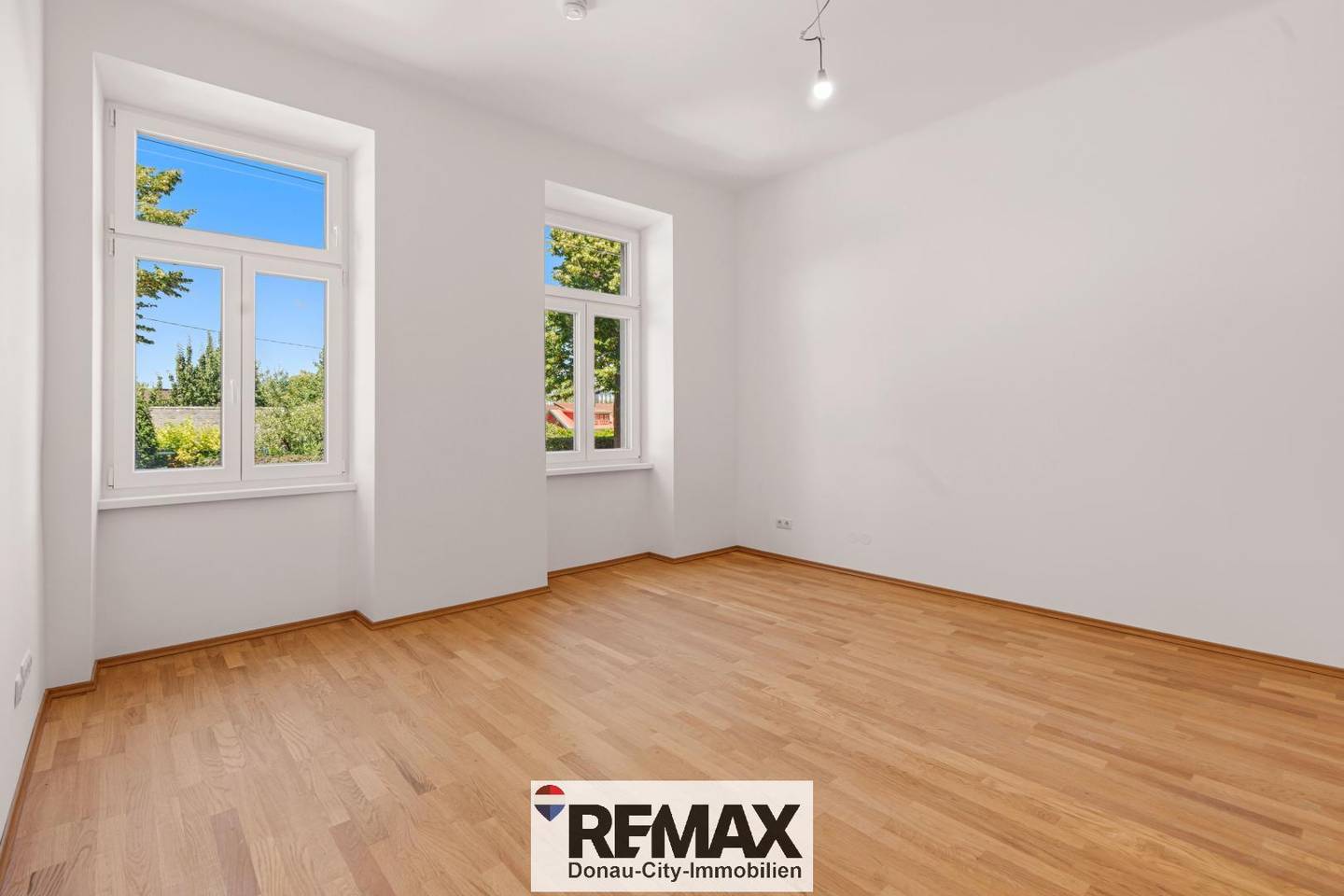 Recently renovated Altbau apartment with parquet and underfloor heating near Schmelz
