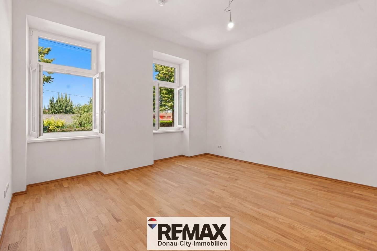 Recently renovated Altbau apartment with parquet and underfloor heating near Schmelz