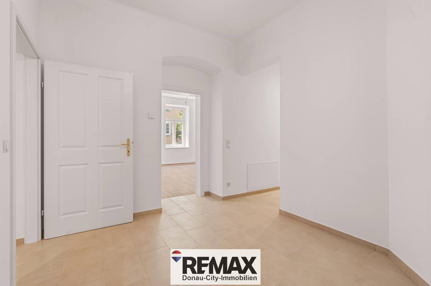 Recently renovated Altbau apartment with parquet and underfloor heating near Schmelz