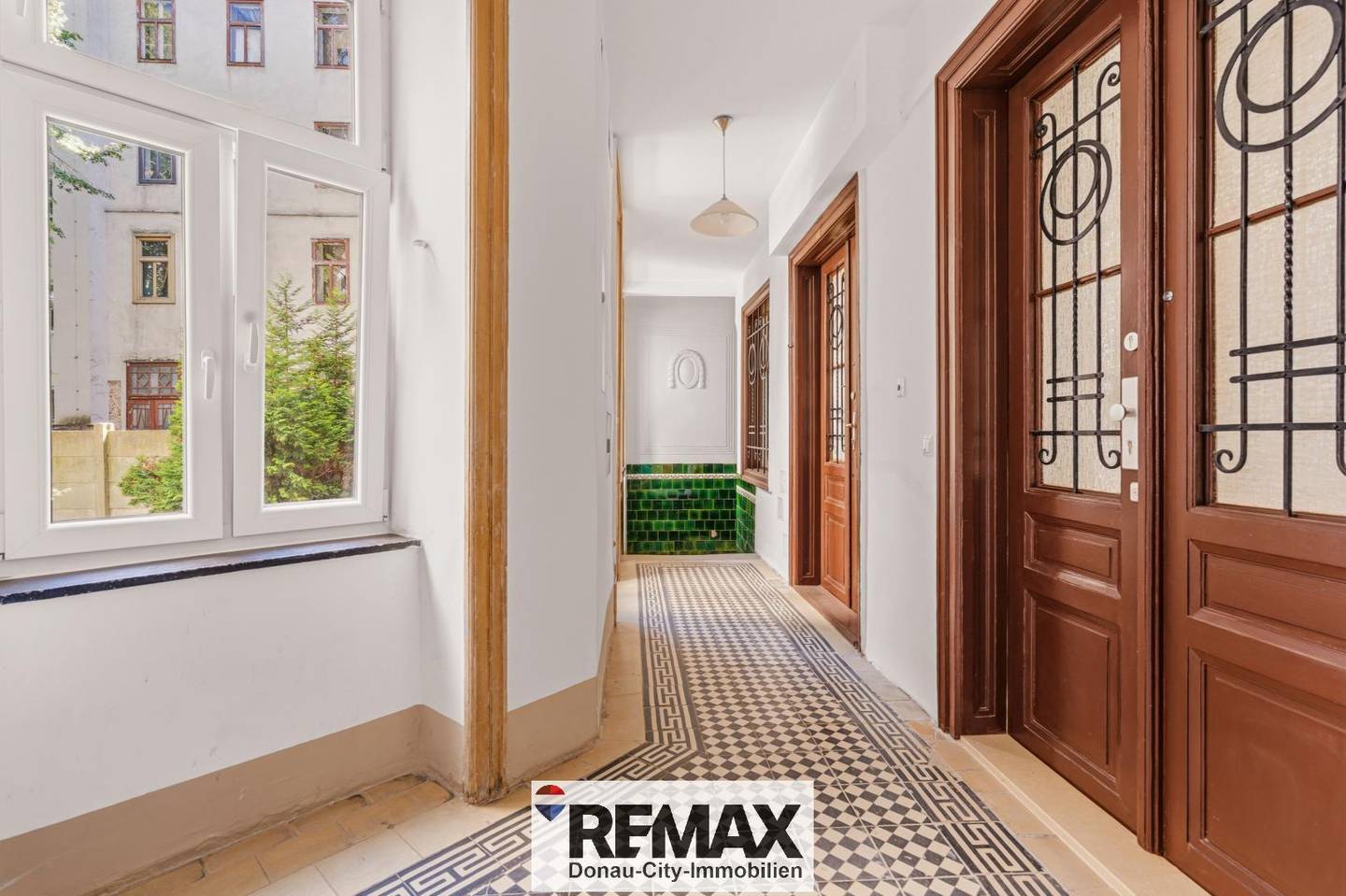 Recently renovated Altbau apartment with parquet and underfloor heating near Schmelz